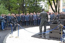 В Пензе на ул. Титова появился памятник Токарю