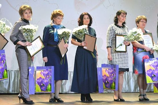 В Пензе наградили мать космонавта Александра Самокутяева