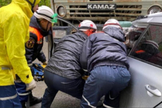 Пензенские спасатели вытащили зажатого в автомобиле водителя