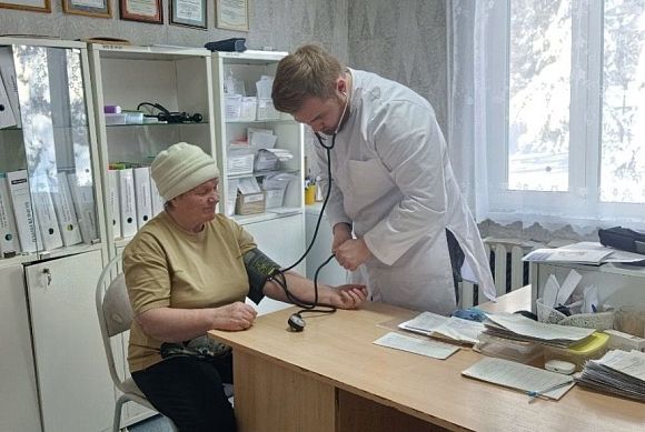 Два молодых врача-терапевта начали работать в Нижнеломовской больнице