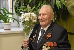 В Пензе ветеран ВОВ Николай Комраков отметил 99-летие
