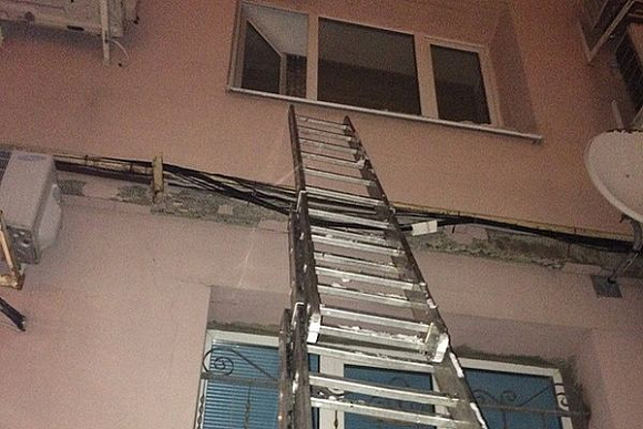 В Пензе спасатели влезли в окно квартиры на ул. Московской