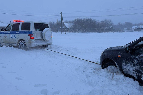 В Пензенской области инспекторы ДПС помогли застрявшим в снегу водителям