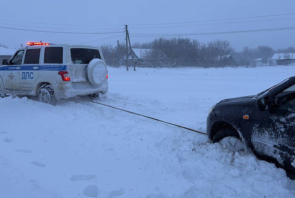 В Пензенской области инспекторы ДПС помогли застрявшим в снегу водителям
