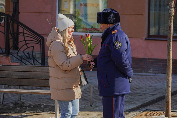 В Пензе росгвардейцы и сотрудники СК дарили женщинам цветы