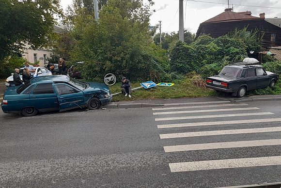 В Пензе столкнулись две вазовские легковушки и сбили дорожный знак