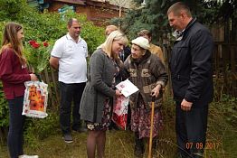 В Пензе 95-летняя юбиляр лично встретила чиновников на улице В Пензе 95-летняя юбиляр лично встретила чиновников на улице