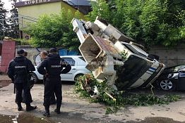 На ул. Московской автокран упал с парапета на иномарки — очевидцы