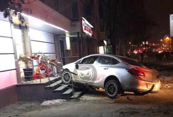 В Пензе водитель сбил девушку и «припарковался» на крыльце салона красоты