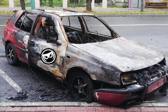 В центре Пензы сгорел автомобиль Volkswagen Golf