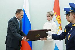 Cемье погибшего на СВО Андрея Колпакова вручили награду Героя РФ Cемье погибшего на СВО Андрея Колпакова вручили награду Героя РФ