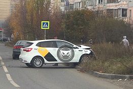 В Арбеково жестко столкнулись легковушка и такси