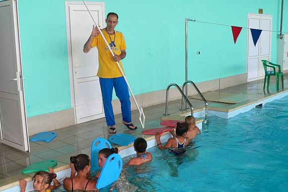 В Тамалинском районе детей учат плавать в бассейне
