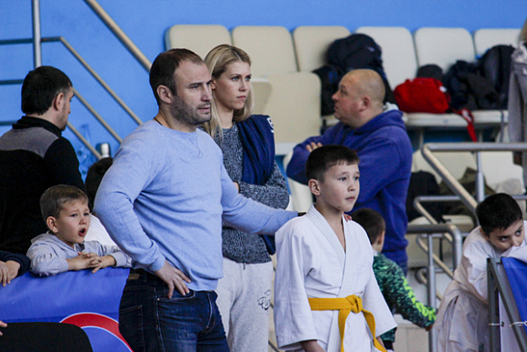 Кузнецкий боец Н. Дакин болел за своих воспитанников на турнире по дзюдо