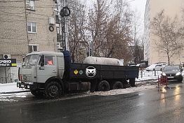 В Пензе на улице Кулакова под КамАЗом провалился асфальт В Пензе на улице Кулакова под КамАЗом провалился асфальт
