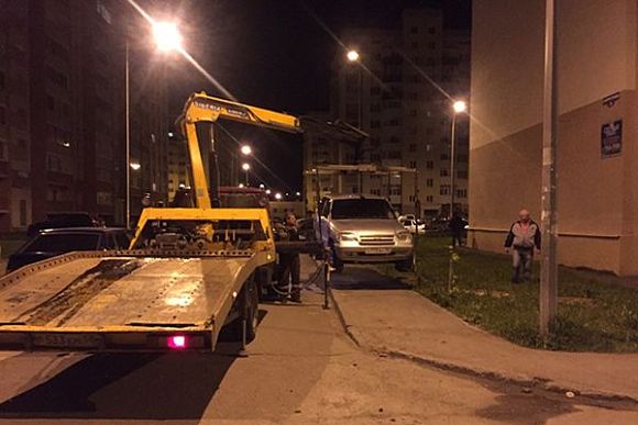 В Арбековской заставе эвакуатор ночью вывез три автомобиля