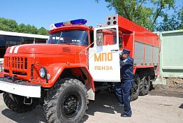 В Бессоновском районе на большой площади горит трава