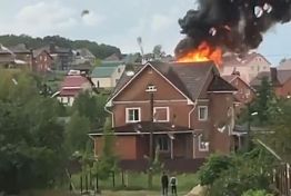 Пензенцы сообщили о загоревшемся от удара молнии доме
