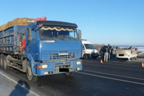В Кузнецком районе в ДТП с грузовиком пострадали два человека