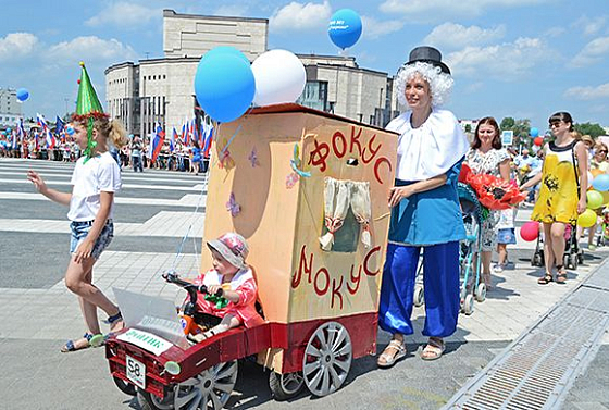 По Юбилейной площади прошло самое жизнерадостное шествие