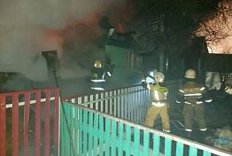 В Железнодорожном районе Пензы горят два дома