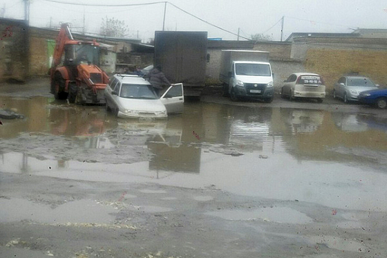 В Пензе на Шуисте Lada нырнула в лужу