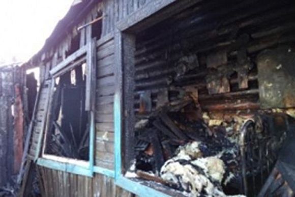В Лунинском районе хозяйственные постройки тушили 10 спасателей
