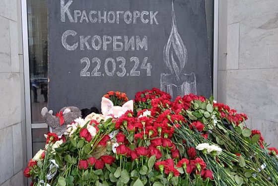 Пензенцы массово несут цветы к мемориалу памяти жертв теракта в Крокусе