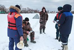 Сотрудники МЧС предупредили пензенских рыбаков о таянии льда Сотрудники МЧС предупредили пензенских рыбаков о таянии льда