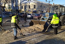 В Пензе на дороги и тротуары за сутки высыпали 27 тонн песко-соляной смеси В Пензе на дороги и тротуары за сутки высыпали 27 тонн песко-соляной смеси