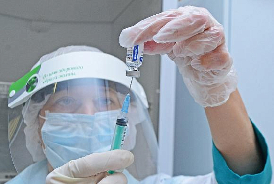 Мельниченко поручил усилить работу по прививочной кампании от коронавируса