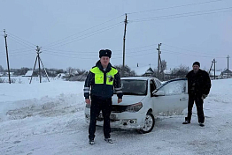В Пензенской области госавтоинспекторы помогли застрявшим в снегу водителям