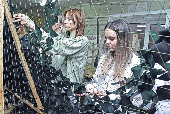 В Пензе студенты плетут маскировочные сети для СВО
