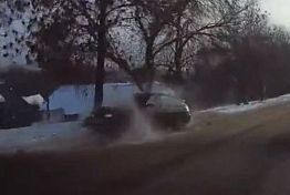 В Пензе появилось видео с врезающимся в дерево автомобилем