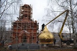 В Каменке подняли купол на колокольню строящегося храма