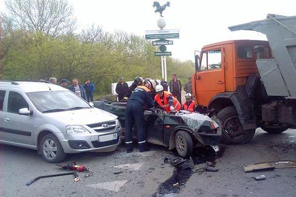 Тело погибшего в ДТП с КамАЗом водителя доставали спасатели
