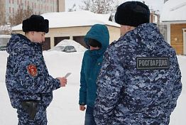В Пензе двое приятелей пытались стащить уличное ограждение