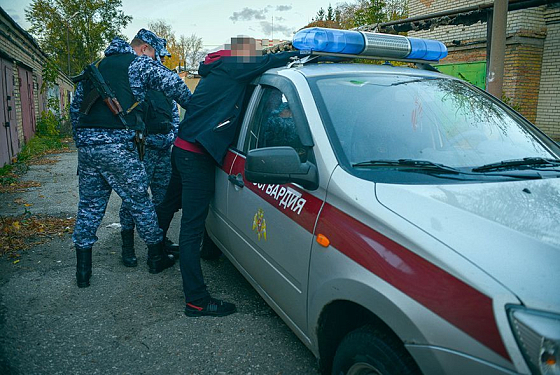 В Пензе невменяемый мужчина издавал громкие звуки и портил машины