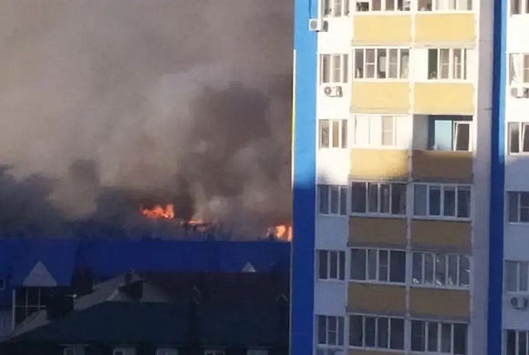 Опубликованы фото с места пожара в Спутнике 27 апреля 2026