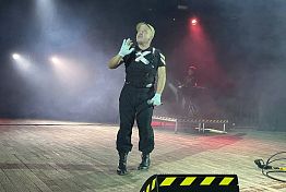 На концерте в Пензе солист группы «Комиссар» поливал зрителей водой