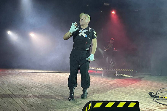 На концерте в Пензе солист группы «Комиссар» поливал зрителей водой