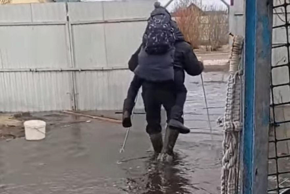 В Шемышейке ребенок отправился в школу верхом на дедушке