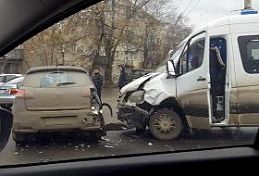 В Пензе у «Буратино» маршрутка протаранила легковушку