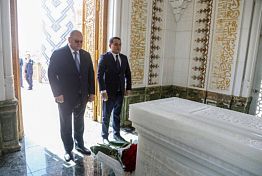 Олег Мельниченко посетил могилу Ислама Каримова в Самарканде Олег Мельниченко посетил могилу Ислама Каримова в Самарканде