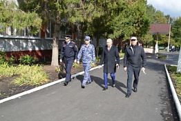 Юрий Зиновьев провел внеплановую проверку антитеррористической защищенности школ Юрий Зиновьев провел внеплановую проверку антитеррористической защищенности школ