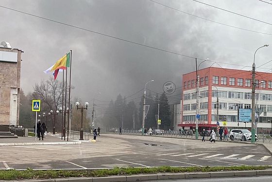 В Пензе из-за пожара эвакуировали посетителей и персонал ТЦ «Красные холмы»