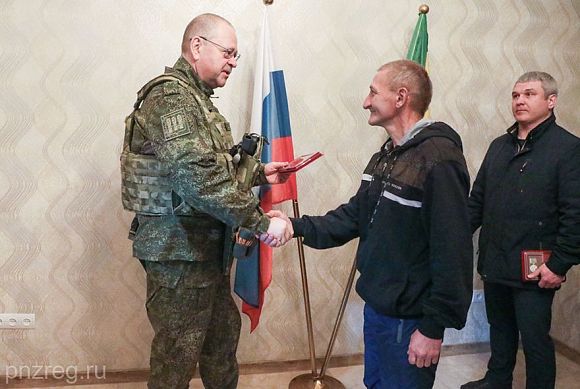 Олег Мельниченко в Запорожской области вручил пензенцам медали «Сурский рубеж»