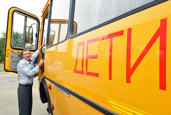 Белозерцев поручил проверить рост зарплат водителей школьных автобусов