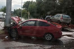 На пр. Победы иномарка врезалась в столб