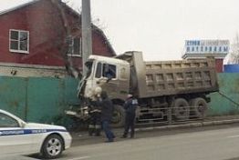 В Пензе на ул. Карпинского грузовик врезался в столб